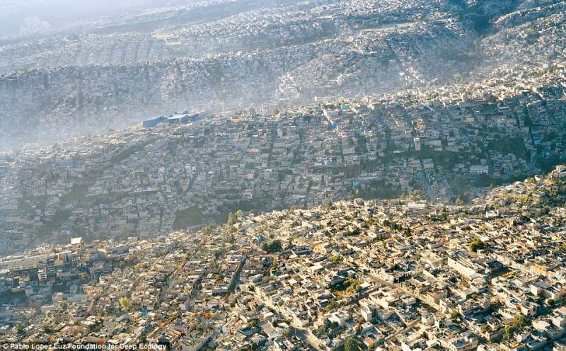Vaizdas į tankiai apgyvendintą Meksiką (daugiau kaip 20 milijonų gyventojų).