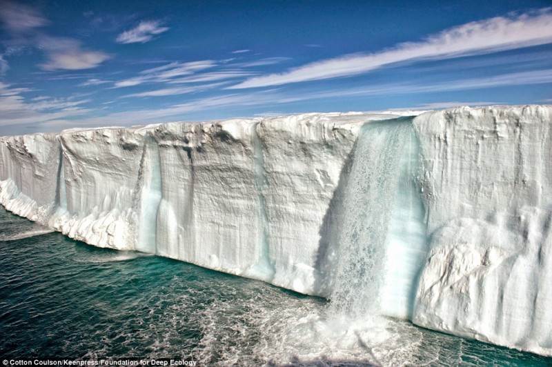 Dėl tirpstančio ledyno atsiradęs masyvus krioklys. Tai – neabejotinas greitai vykstančių klimato pokyčių įrodymas.