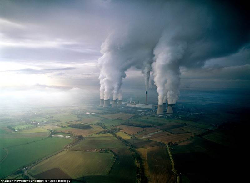 Rusvųjų anglių elektrinė teršia orą išmetamosiomis dujomis.