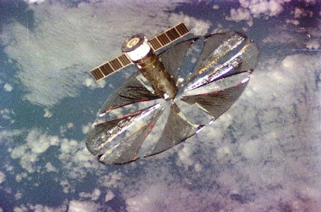„Znamya“ palydovas – milžiniškas Rusijos kosminis veidrodis, skersai nušvietęs visą Europą Saulės šviesa: kosminis spindulys prilygo Mėnulio pilnačiai